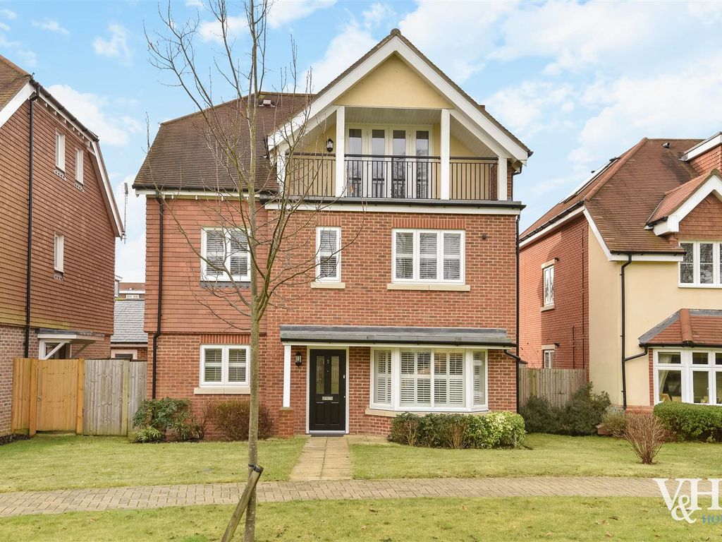 5 bed detached house for sale in Mulberry Way, Ashtead KT21, £975,000