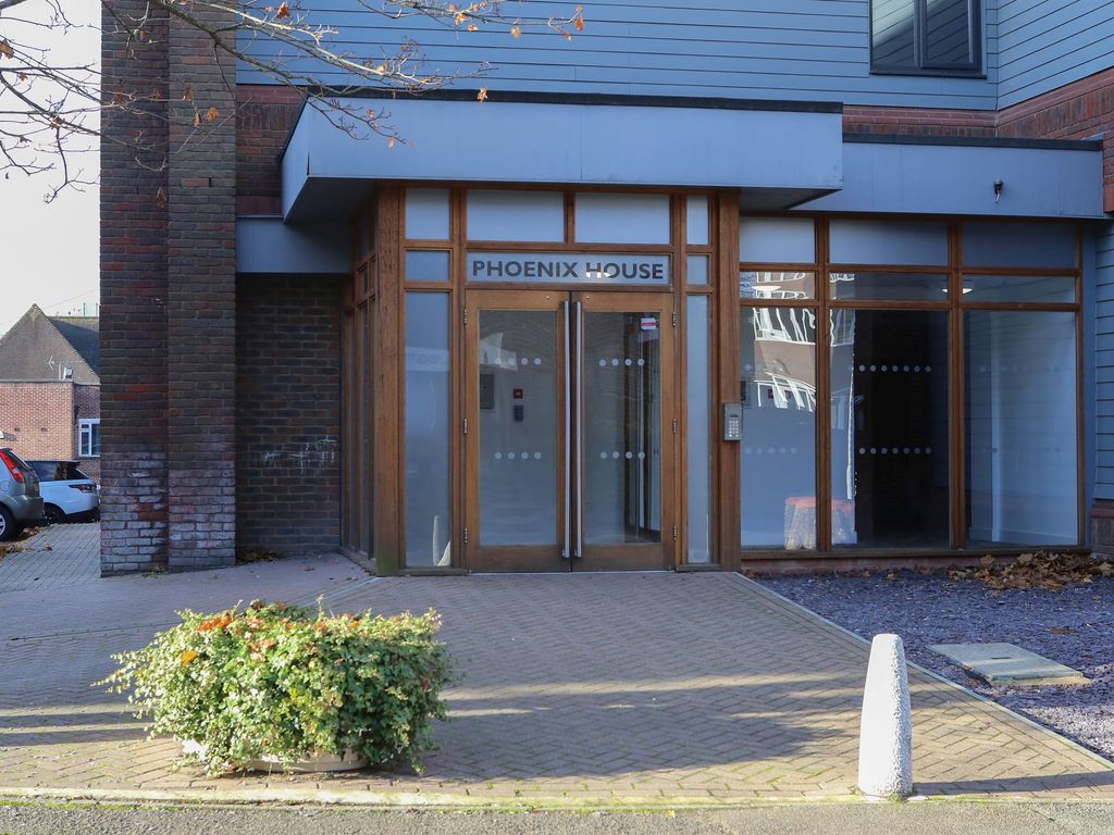 1 bed flat to rent in Cantelupe Road, East Grinstead RH19, £950 pcm