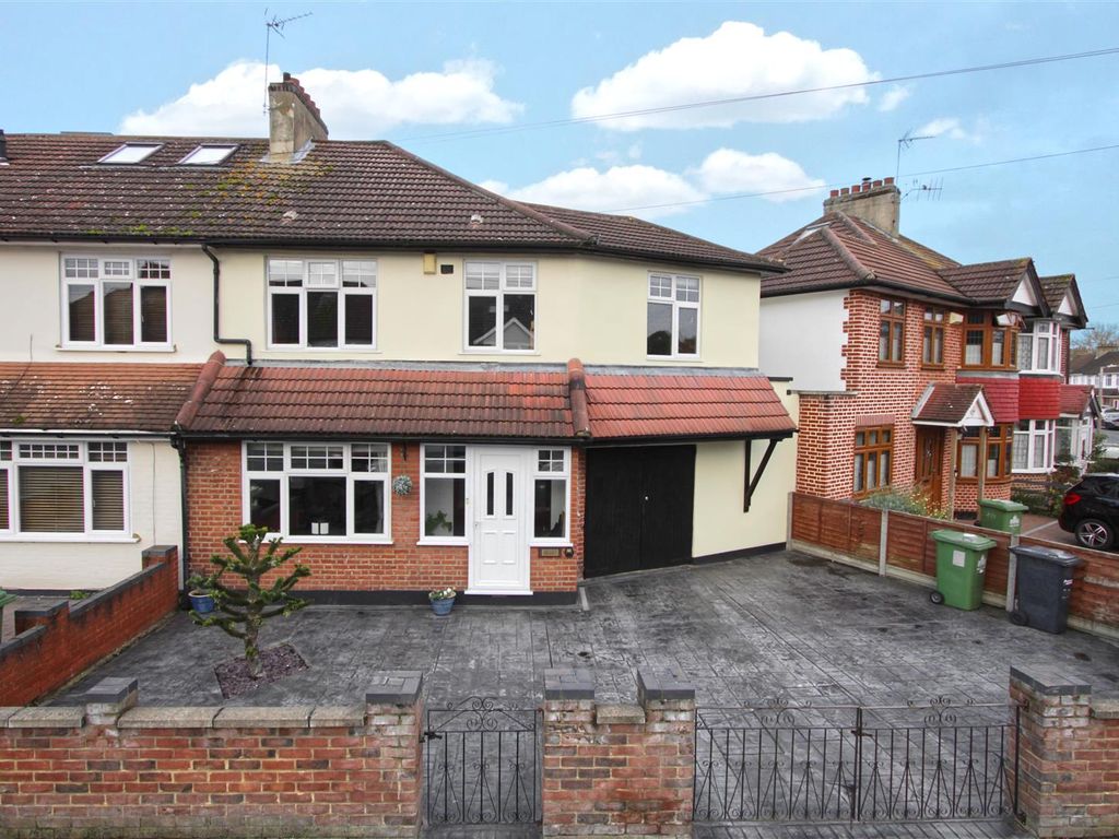 3 bed end terrace house for sale in Clarendon Road, Cheshunt, Waltham