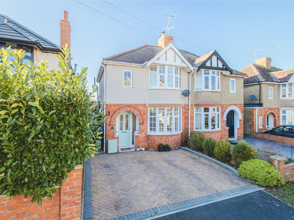 3 bed semidetached house for sale in Church Walk North, Swindon