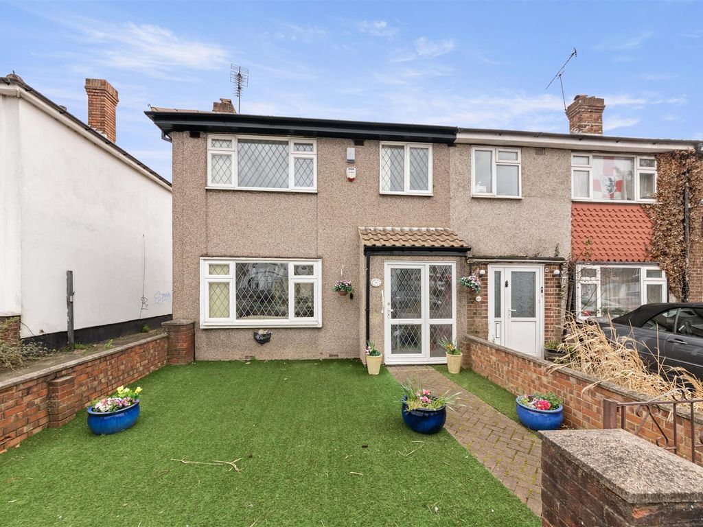 3 bed end terrace house for sale in Station Road, Hayes UB3, £550,000