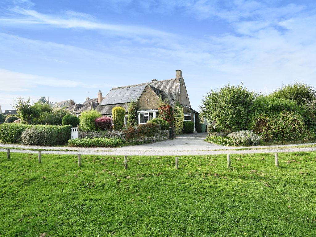 3 bed detached house for sale in The Green, Wessington, Alfreton