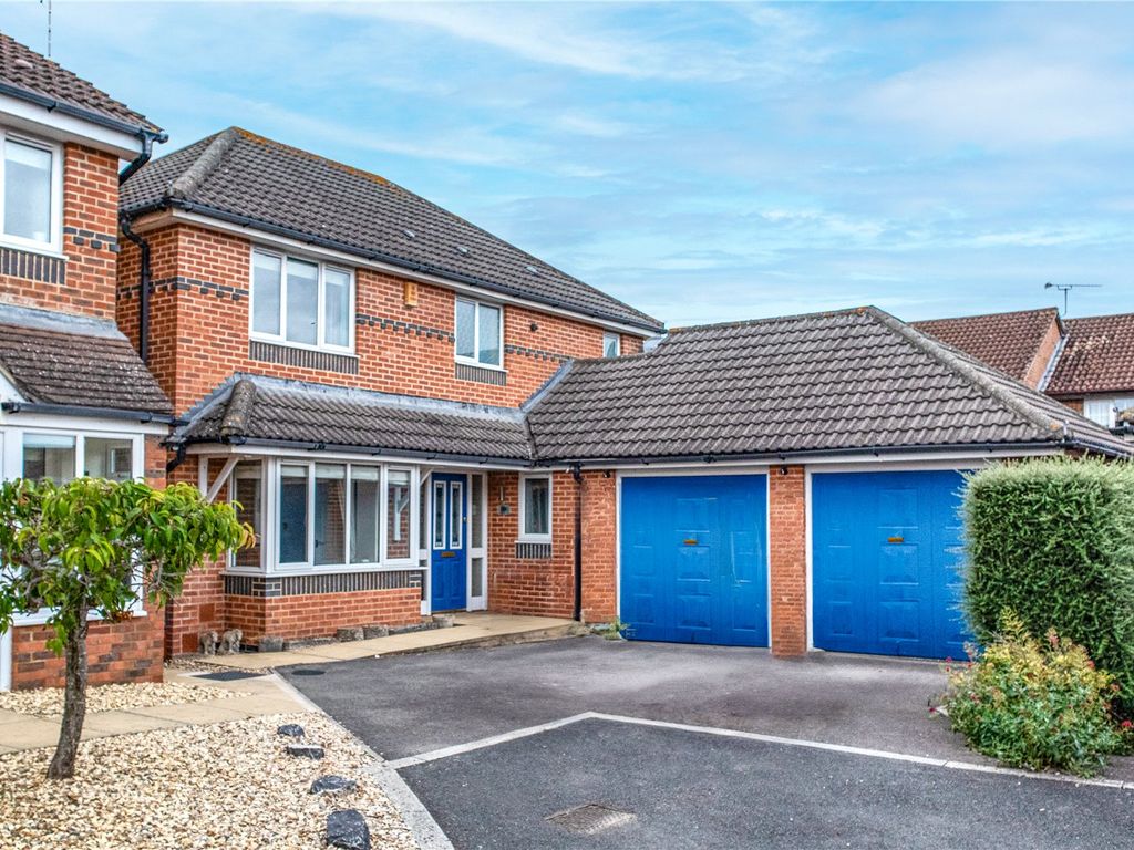 4 bed detached house to rent in Walnut Tree Close, Stratton, Swindon