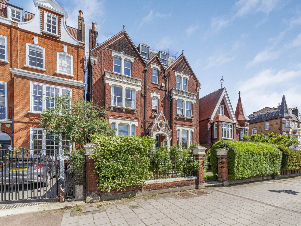 2 bed flat for sale in Clapham Common South Side, London SW4, £550,000