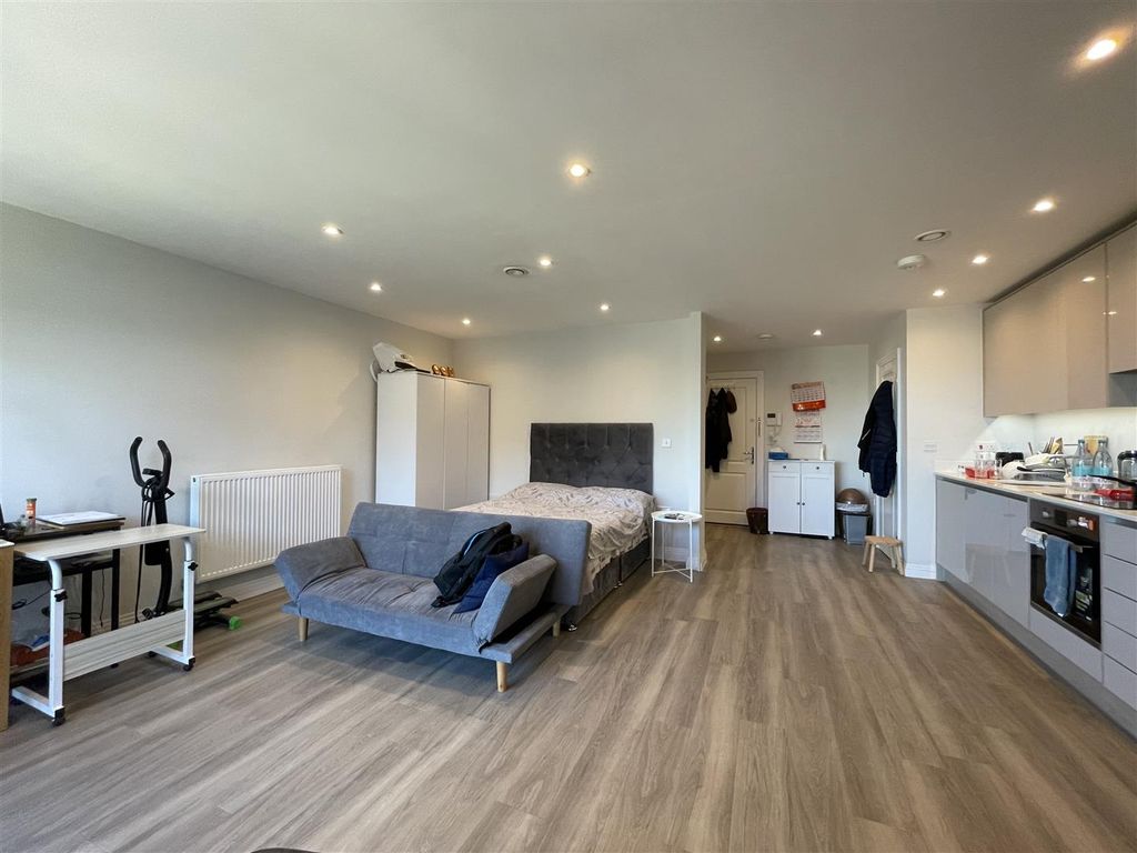 1 bed flat to rent in Panorama Apartments, Harefield Road, Uxbridge UB8
