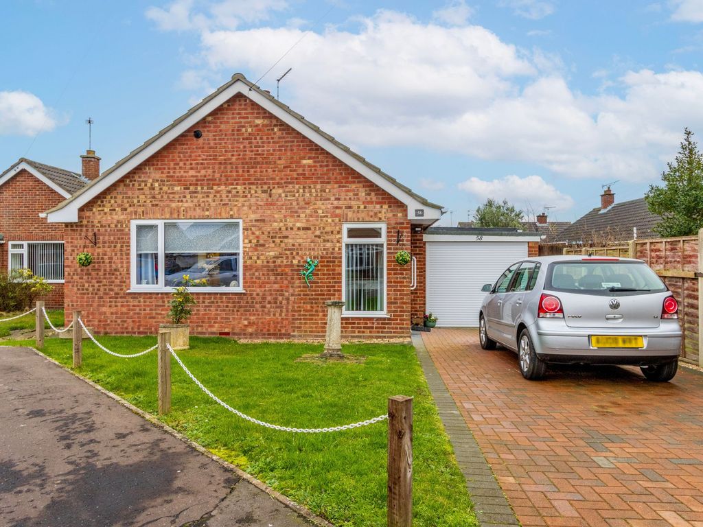 3 bed detached bungalow for sale in Clarkson Road, Lingwood NR13, £