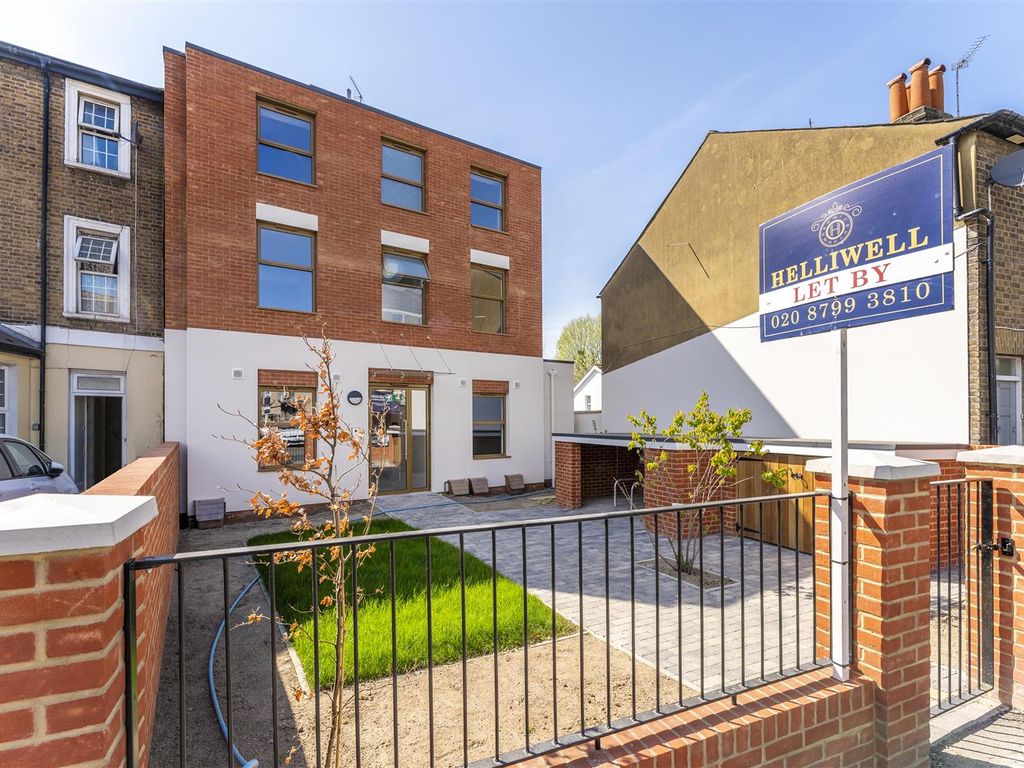 3 bed flat to rent in Boston Road, Hanwell W7, £2,400 pcm Zoopla