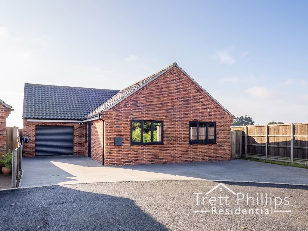 3 bed detached bungalow for sale in Woodlands Close, Scratby, Great