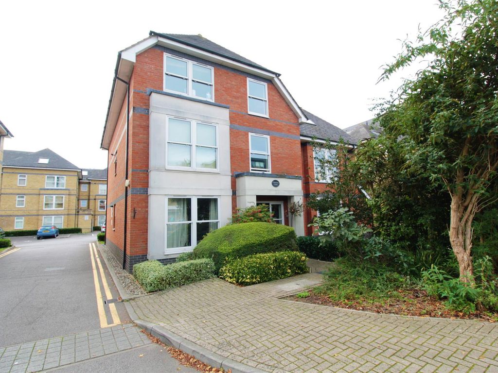 2 bed flat for sale in Vicarage Road, Egham TW20, £279,500 Zoopla