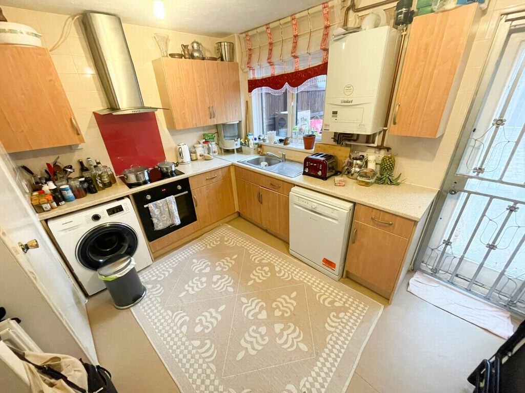 2 bed terraced house to rent in Park View Road, Tottenham N17, £1,850