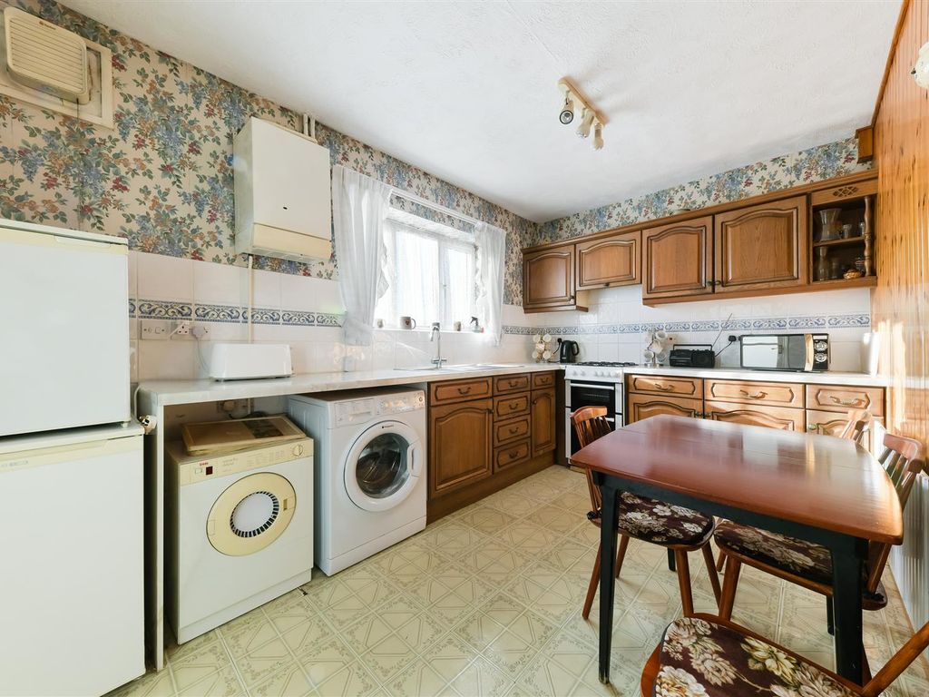 2 bed property for sale in Taynton Drive, Merstham, Redhill RH1, £