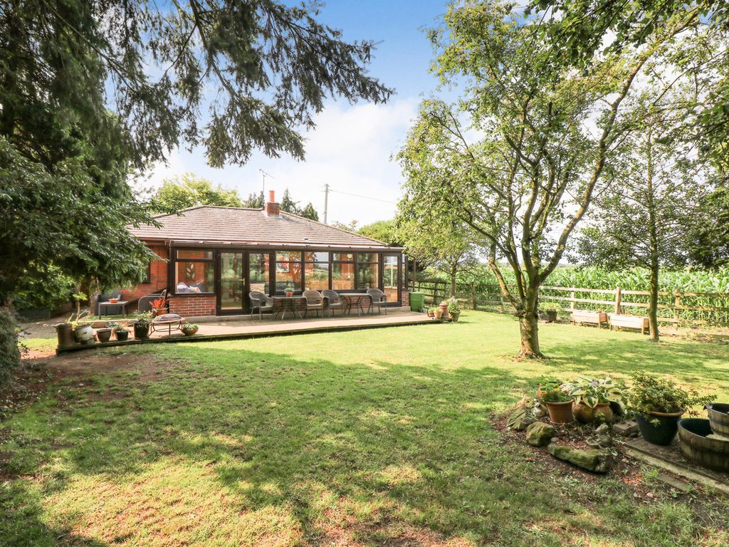 4 bed detached bungalow for sale in Fosse Way, Bretford CV23, £575,000 Zoopla