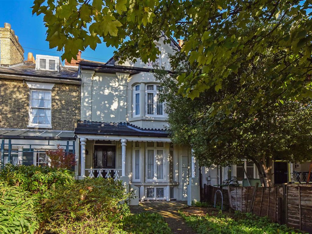 1 bed flat for sale in Kingston Crescent, Portsmouth PO2, £135,000 Zoopla