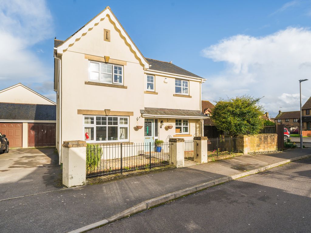 4 bed detached house for sale in Larks Meadow, Stalbridge, Sturminster