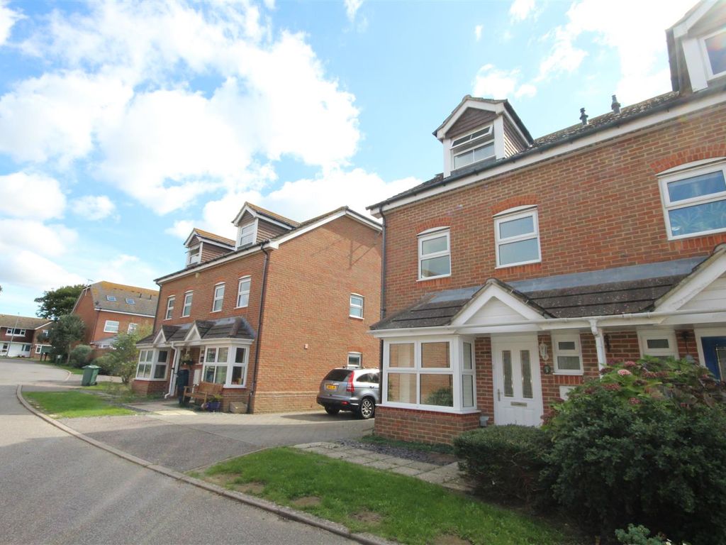 4 bed semidetached house to rent in St. Mary's Close, Seaford BN25, £