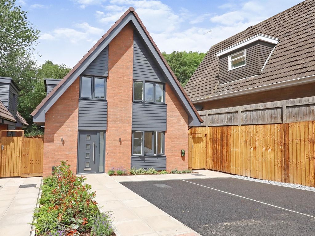 3 bed detached house for sale in Compton Road West, Compton