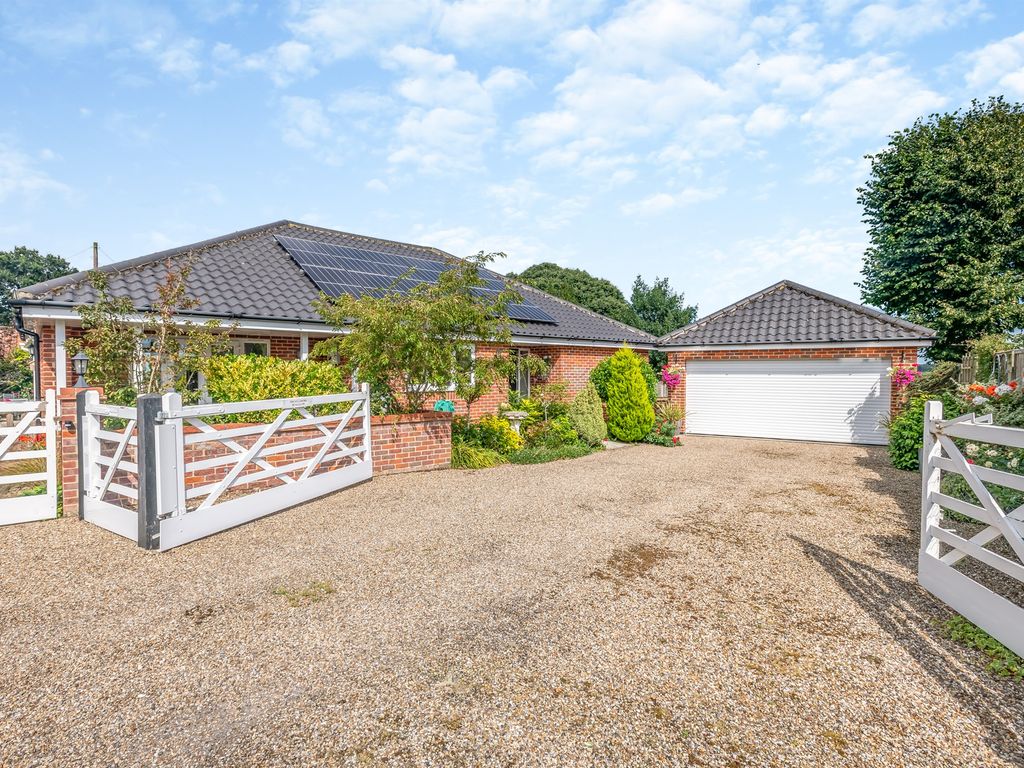 3 bed detached bungalow for sale in Mill Road, Ashby St. Mary, Norwich