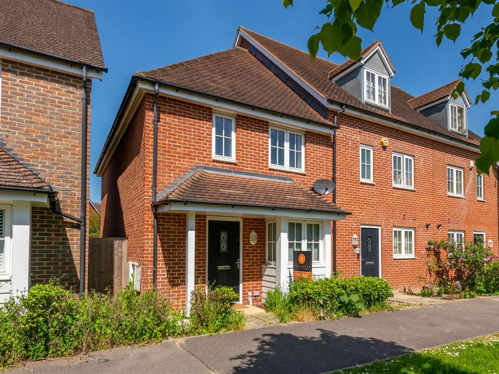 3 bed semidetached house for sale in Brookfield Drive, Horley RH6 Zoopla
