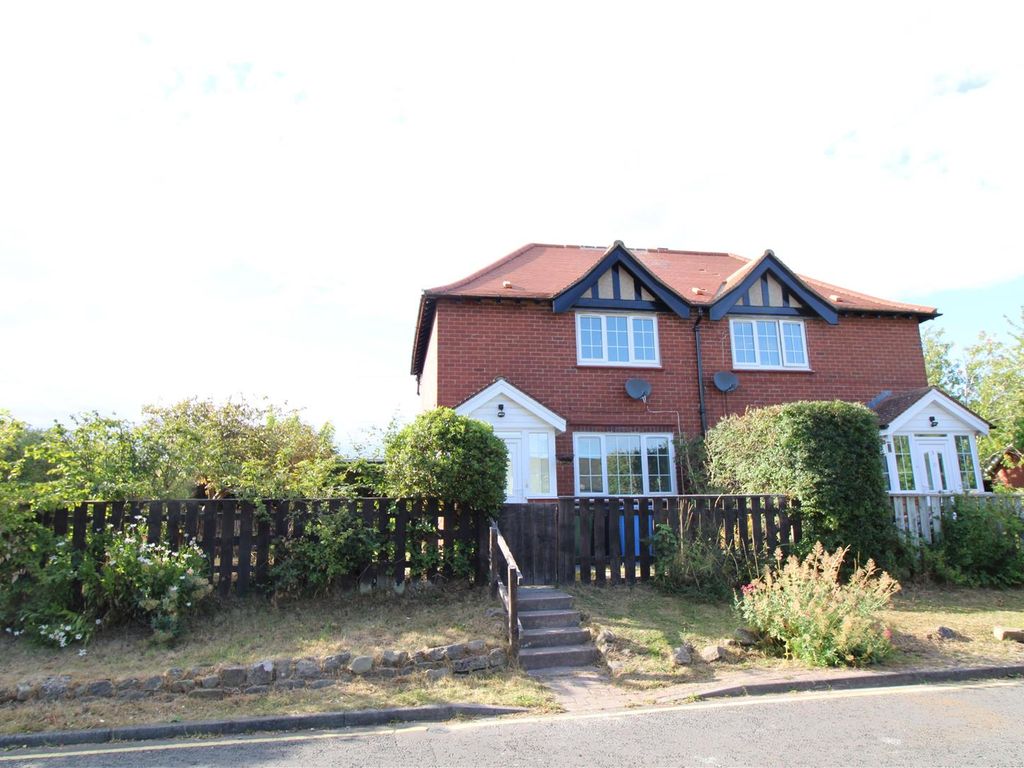 3 bed semidetached house to rent in Broadway, Darras Hall, Newcastle