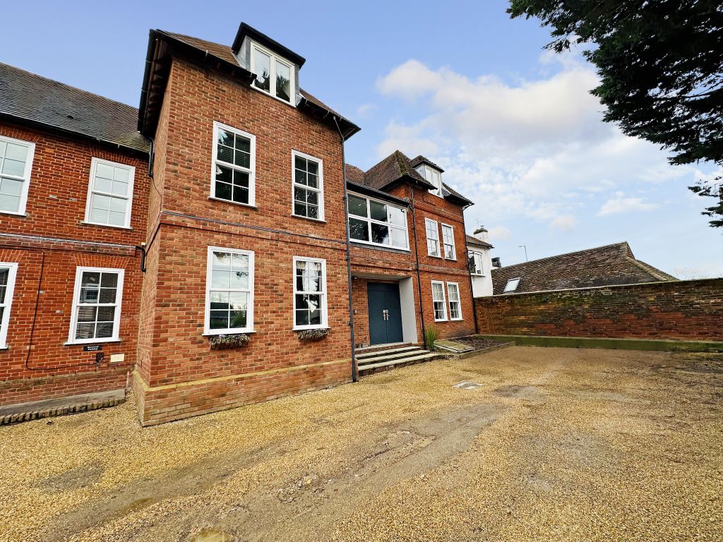 1 bed flat for sale in High Street, Old Woking, Woking GU22, £250,000 Zoopla