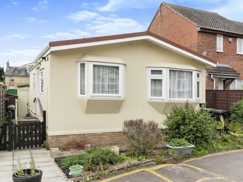 2 bed property for sale in Long Close, Station Road, Lower Stondon
