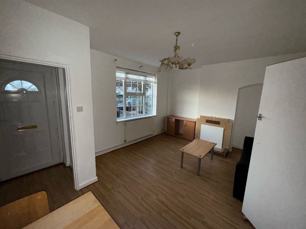 2 bed terraced house to rent in The Roundway, London N17, £2,000 pcm