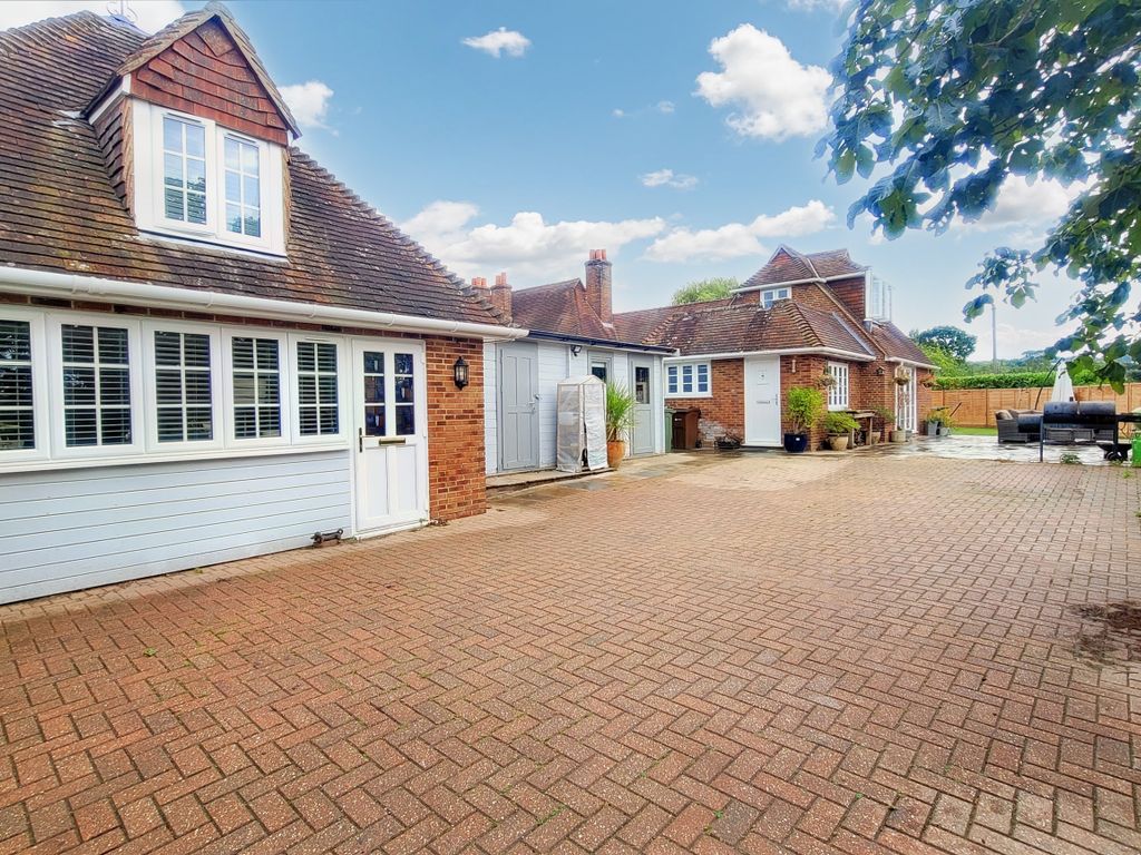 3 bed semidetached house for sale in Back Lane, East Clandon
