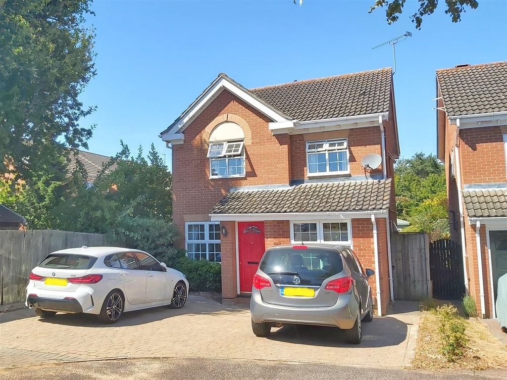 3 bed detached house for sale in Foxglove Crescent, Purdis Farm