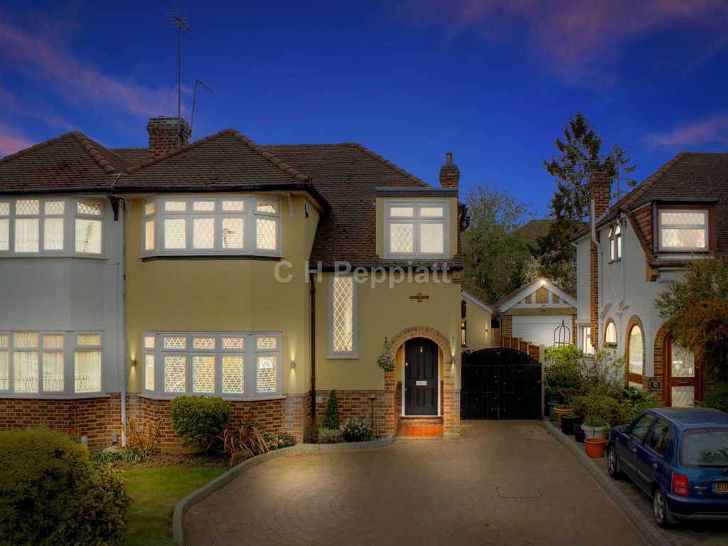 South Lodge Drive, Oakwood N14