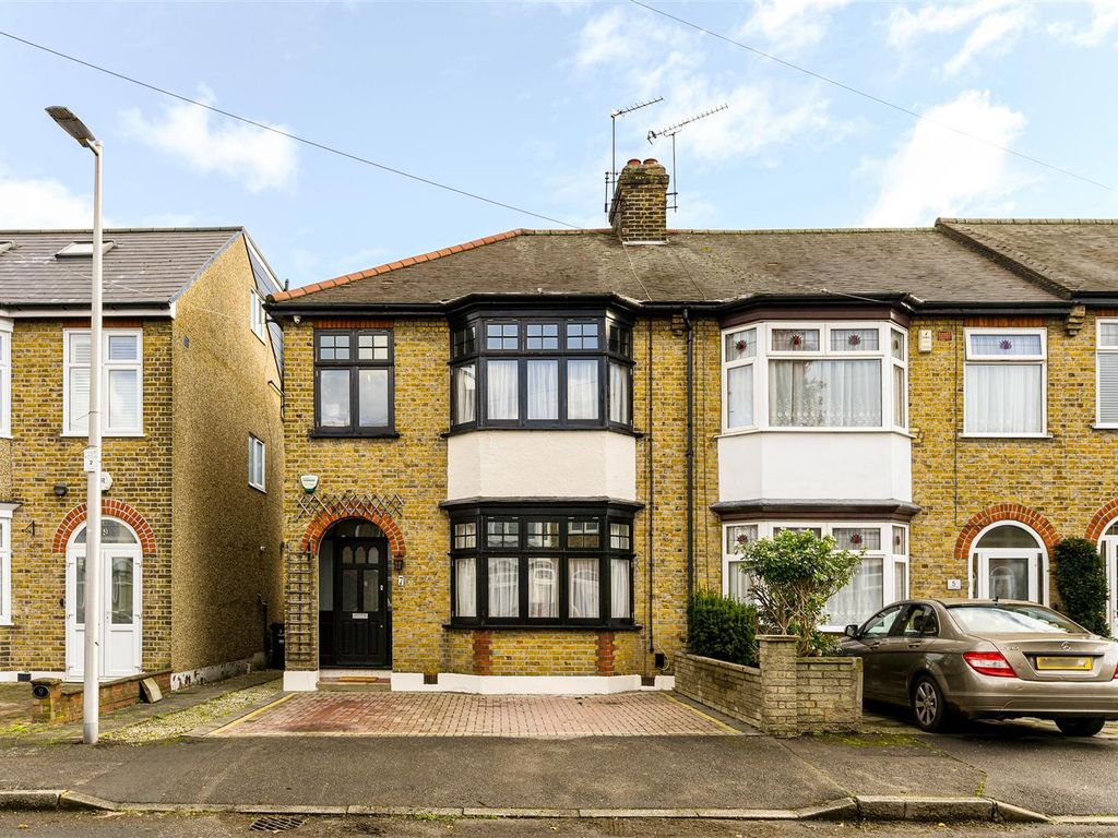 3 bed end terrace house for sale in Thornwood Close, London E18, £