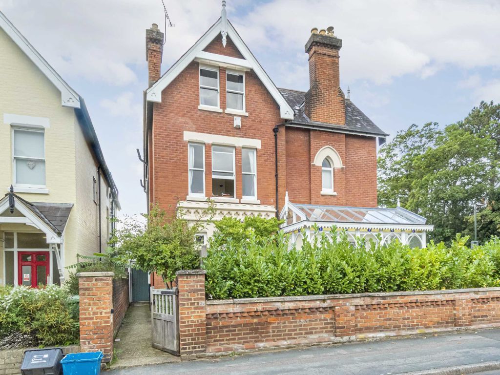 2 bed flat to rent in Lower Teddington Road, Hampton Wick, Kingston