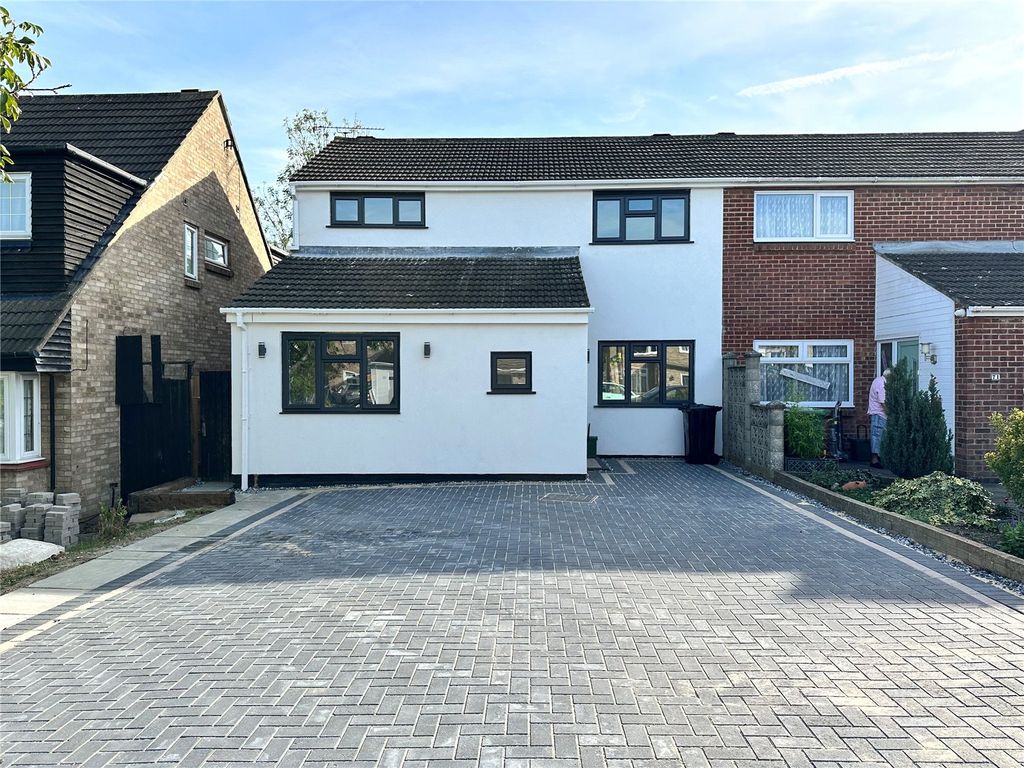 4 bed semidetached house for sale in Somerset Road, Basildon, Essex