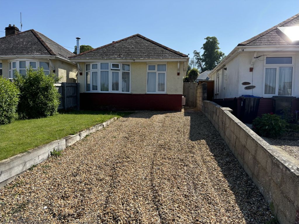 2 bed detached bungalow for sale in Melvin Close, Salisbury SP1, £