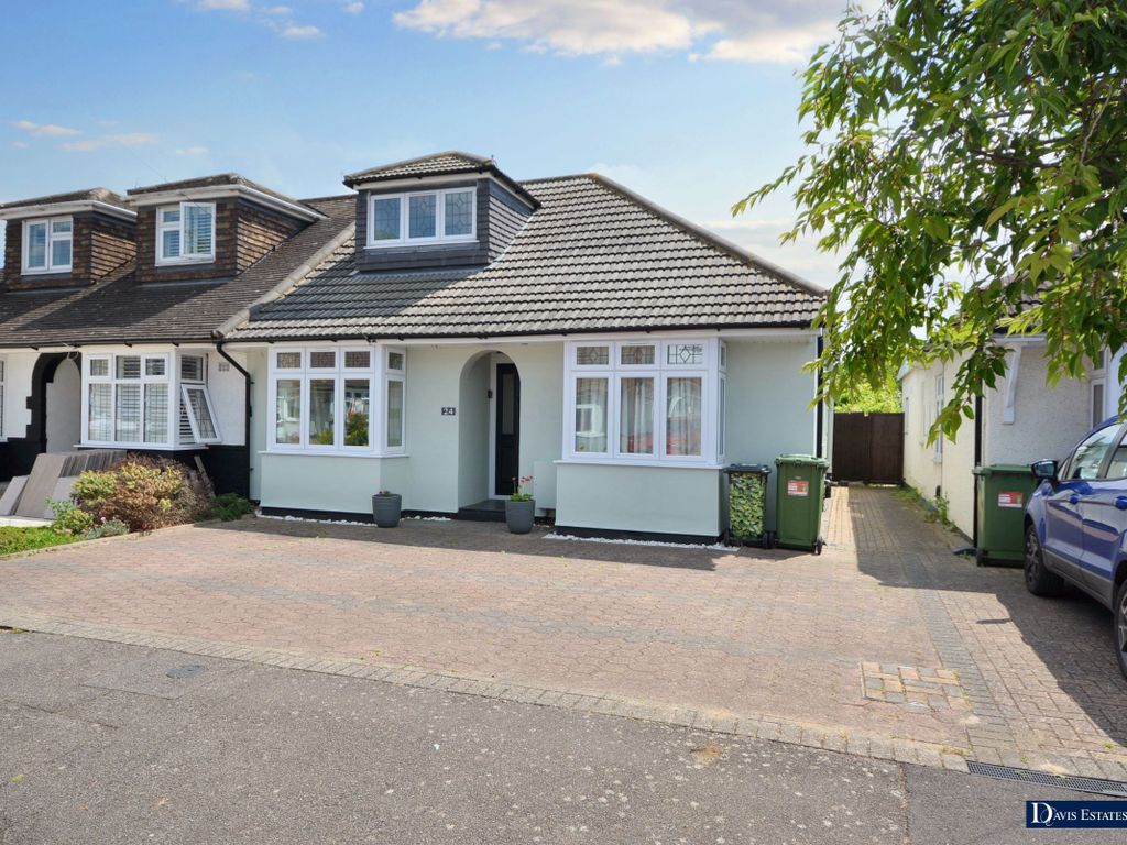 4 bed chalet for sale in Oak Glen, Ardleigh Green, Hornchurch RM11, £