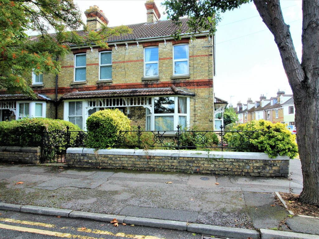 2 bed end terrace house for sale in Queens Avenue, Snodland ME6, £