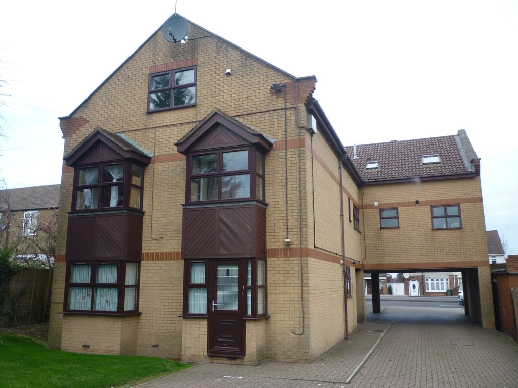 1 bed flat to rent in Ainsland Court, Dunstable Road, Luton, Beds LU4