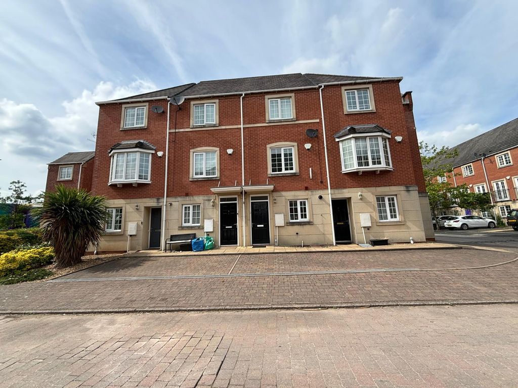 4 bed property to rent in Madison Avenue, Brierley Hill DY5, £1,095 pcm