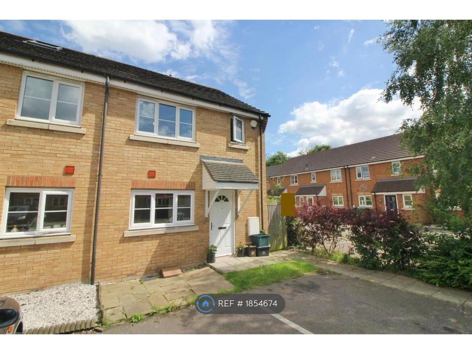 3 bed semidetached house to rent in Huron Road, Broxbourne EN10, £