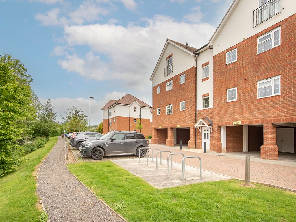 2 bed flat to rent in Millstone Way, Harpenden, Hertfordshire AL5 Zoopla