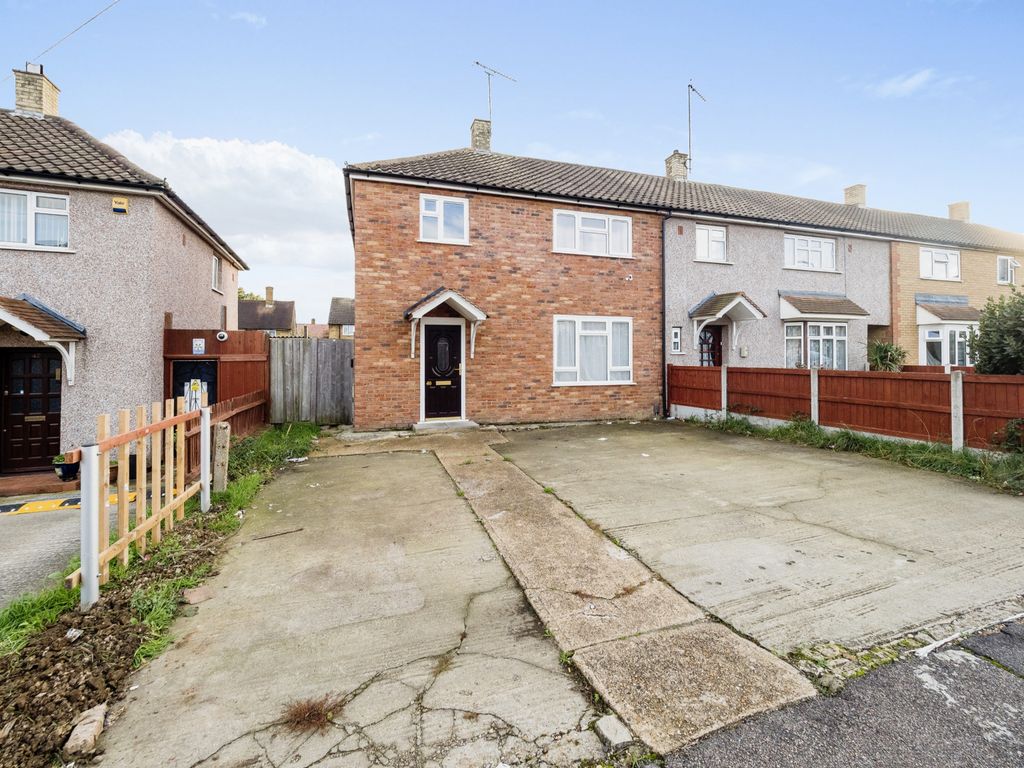 3 bed terraced house for sale in Daventry Road, Romford RM3 Zoopla