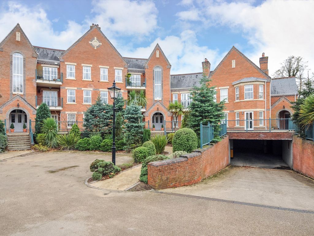2 bed flat to rent in Palmerstone Court, St Anns Park, Virginia Water