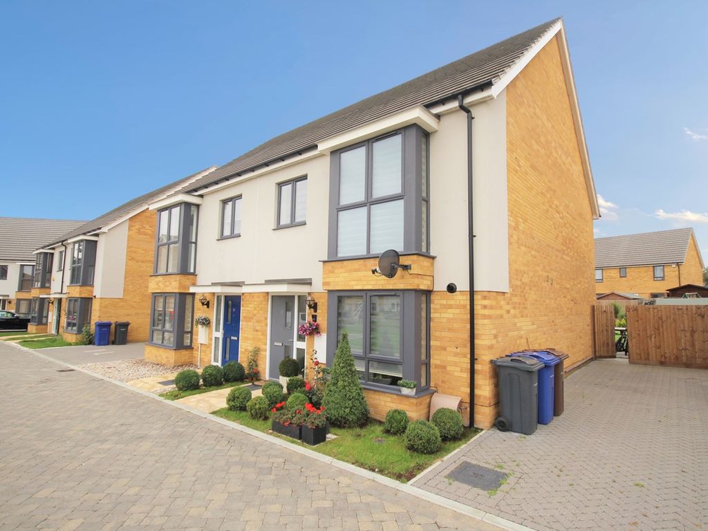 4 bed semidetached house for sale in Bredle Way, Aveley, South