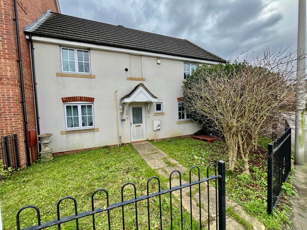 3 bed terraced house to rent in Station Road, Thatcham RG19, £1,400 pcm