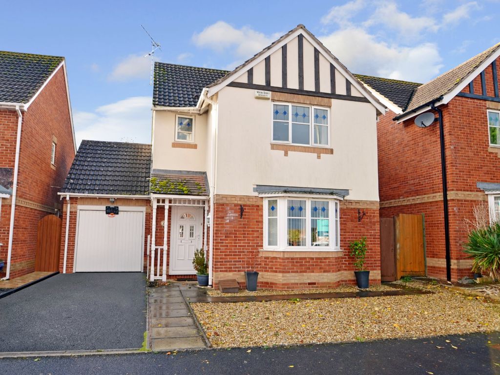 3 bed detached house for sale in Larks Rise, Cullompton, Devon EX15, £