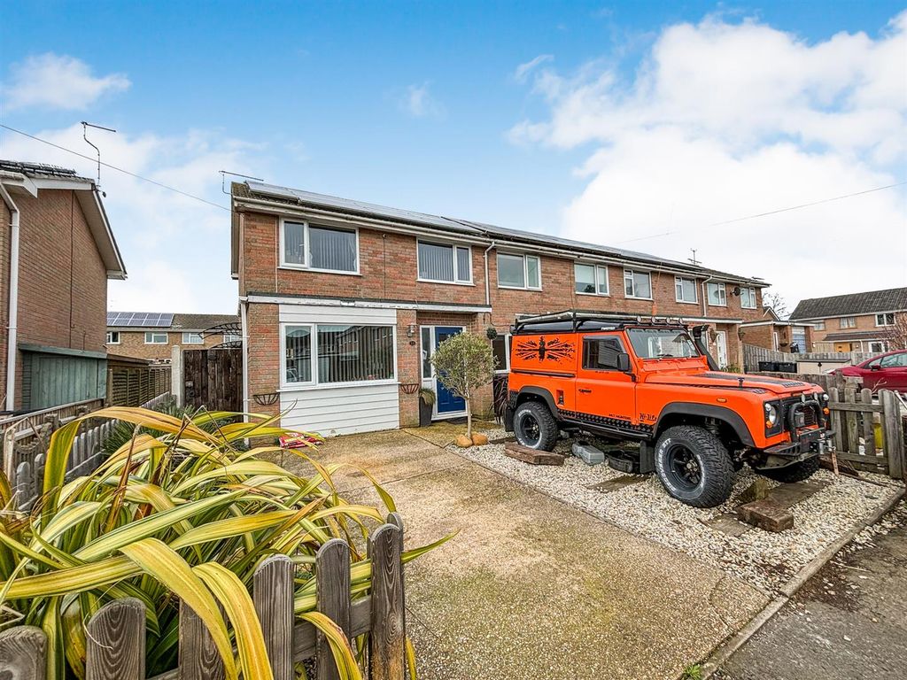 3 bed end terrace house for sale in Hibbs Close, Upton, Poole BH16, £