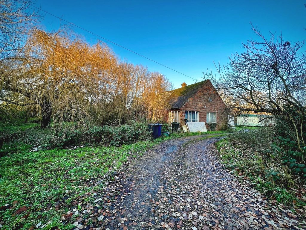 3 bed detached bungalow for sale in Marsh Road, Little Kimble, Aylesbury HP22 Zoopla