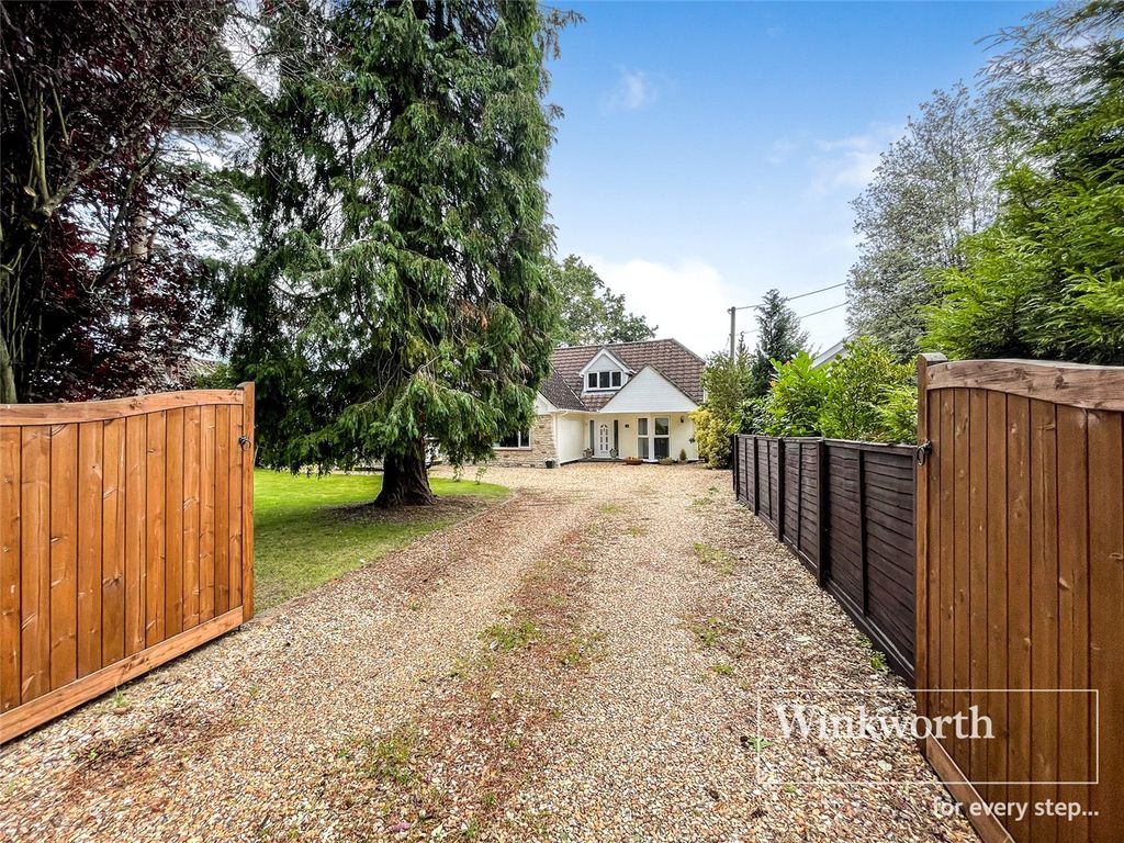 4 bed detached house for sale in Glenwood Road, West Moors, Ferndown