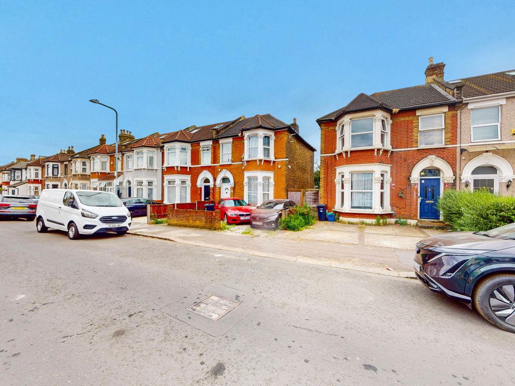 3 bed semidetached house for sale in Kinfauns Road, Ilford IG3, £