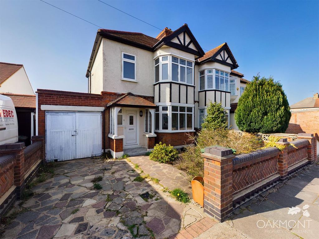 3 bed semidetached house to rent in Glamis Drive, Hornchurch RM11 Zoopla