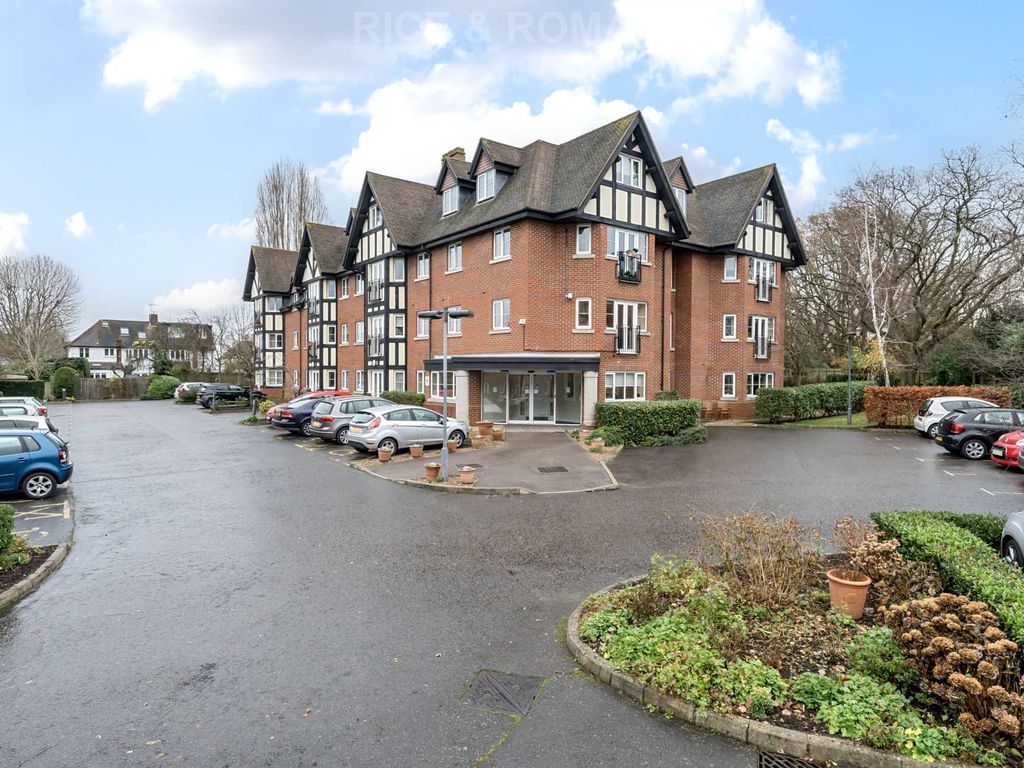 2 bed flat for sale in Hinchley Manor, Hinchley Wood KT10, £425,000